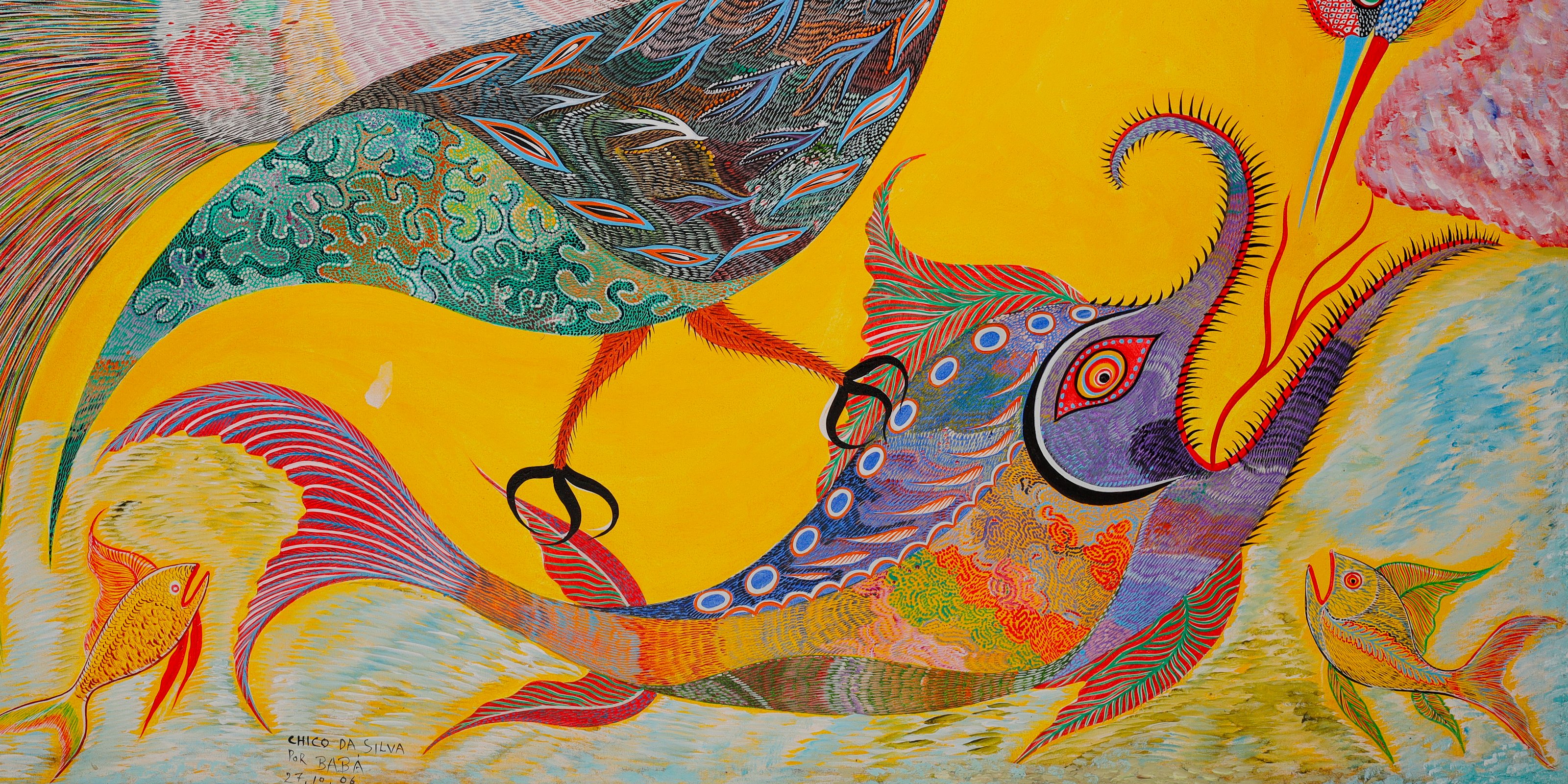 Grand poisson à la tête violette et à l'œil rouge, la queue épineuse enroulée vers le haut, pris dans les serres de l'oiseau. Détail de Oiseau et poissons, Chico da Silva par Babá, 2006.