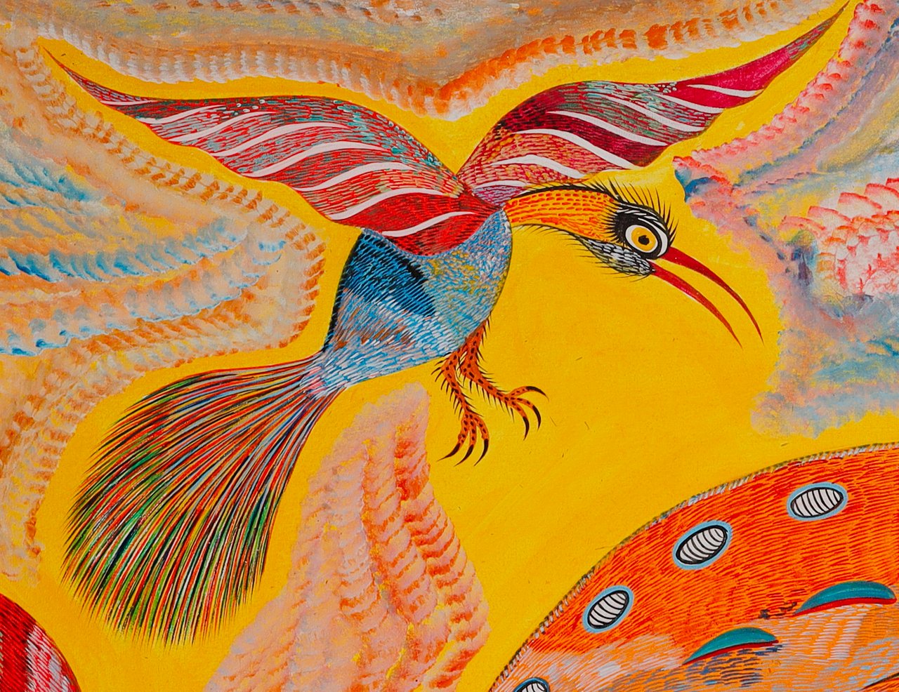 Ave en vuelo en lo alto, de alas rojas rayadas, cabeza naranja y cola larga. Detalle de Aves, Chico da Silva por Babá, 2006.