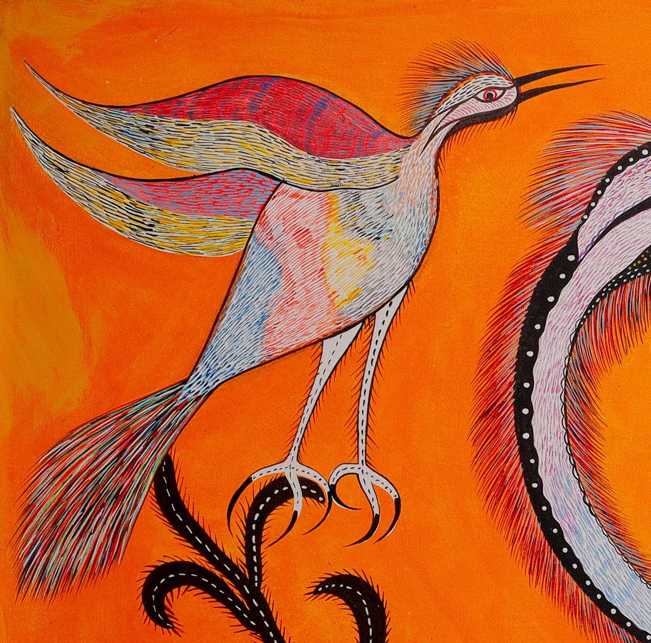Ave de asas longas para trás e bico preto aberto, pousada no canto de cima, à esquerda. Detalhe de Aves e Cobra, Chico da Silva por Babá, 2006.