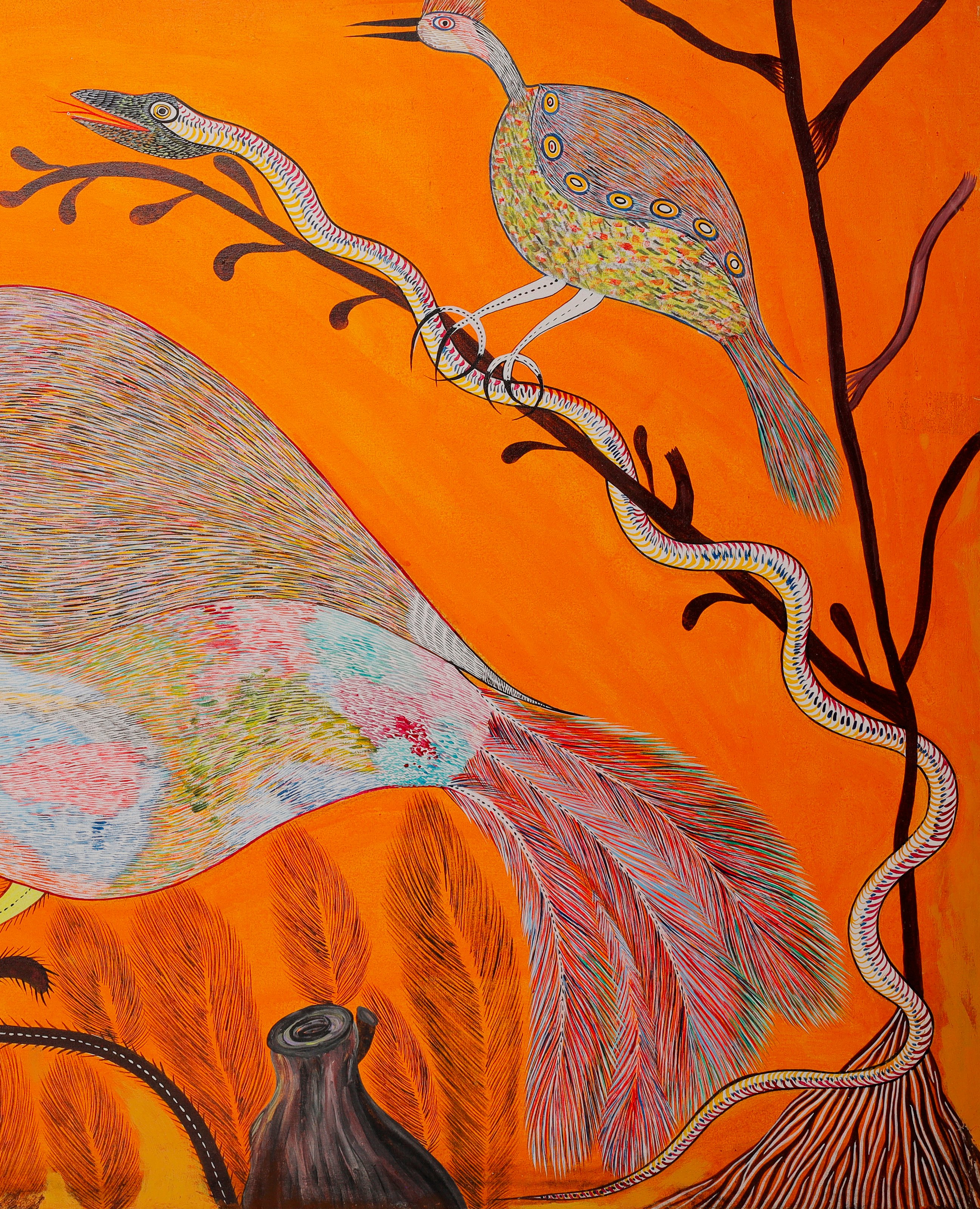 Serpente fina, clara, de escamas amarelas e vermelhas, que desce pelo galho da direita até o chão. Detalhe de Aves e Cobra, Chico da Silva por Babá, 2006.