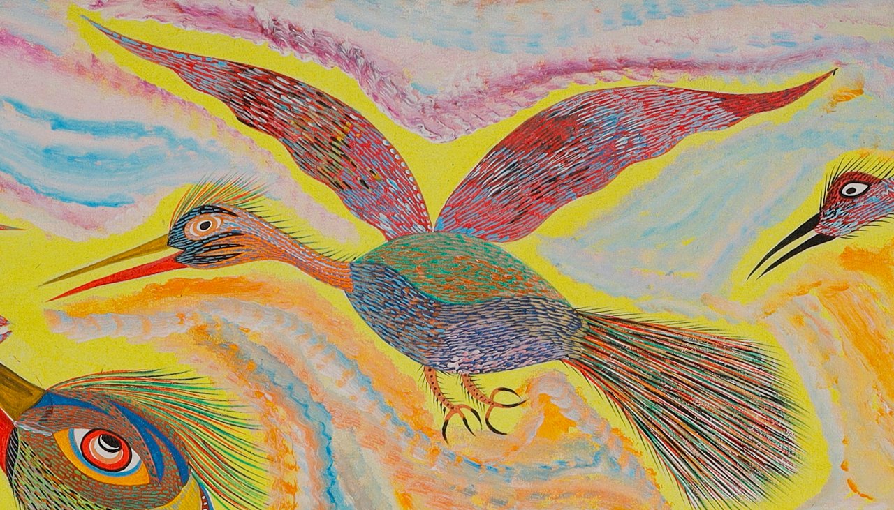 Ave em voo de asas rosa abertas, bico longo e cauda em leque, no alto. Detalhe de Aves, Peixes e Cobra, Chico da Silva por Babá, 2006.