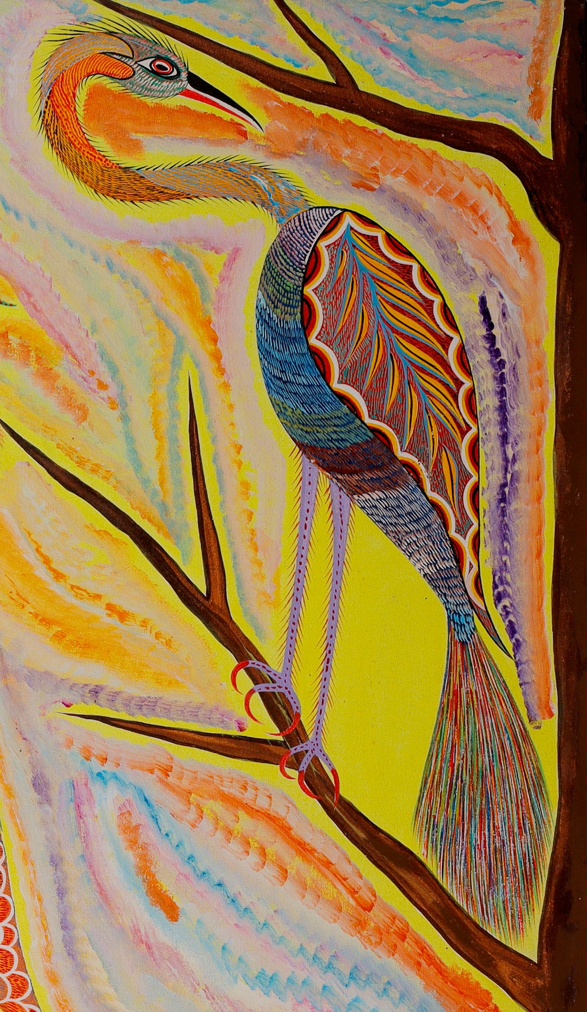 Ave de pescoço laranja curvado, pernas lilases e garras vermelhas, pousada no galho da direita. Detalhe de Aves, Peixes e Cobra, Chico da Silva por Babá, 2006.