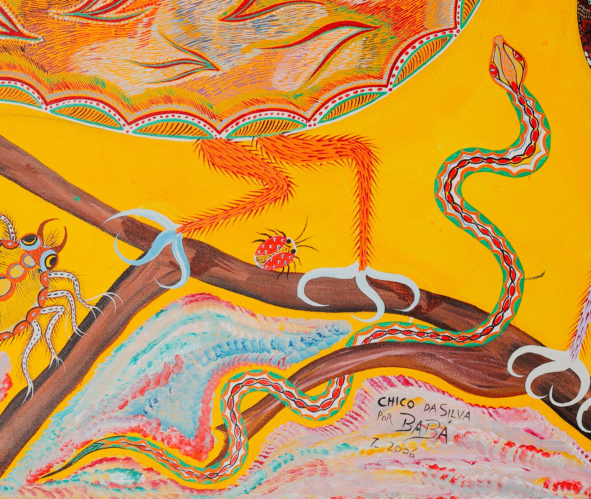 Serpent fin, blanc et rouge, qui monte du bord inférieur jusqu'au grand oiseau. Détail de Oiseaux, insectes et serpent, Chico da Silva par Babá, 2006.