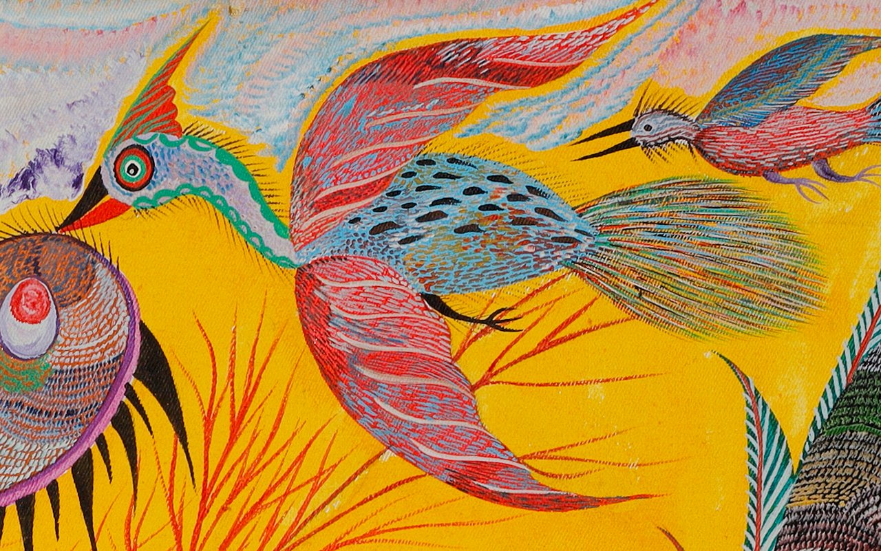 Oiseau à la tête bleue et au bec rouge, aux ailes roses en croissant et à la queue en éventail, en haut. Détail de Dragon, oiseaux et insectes, Chico da Silva par Babá, 2004.