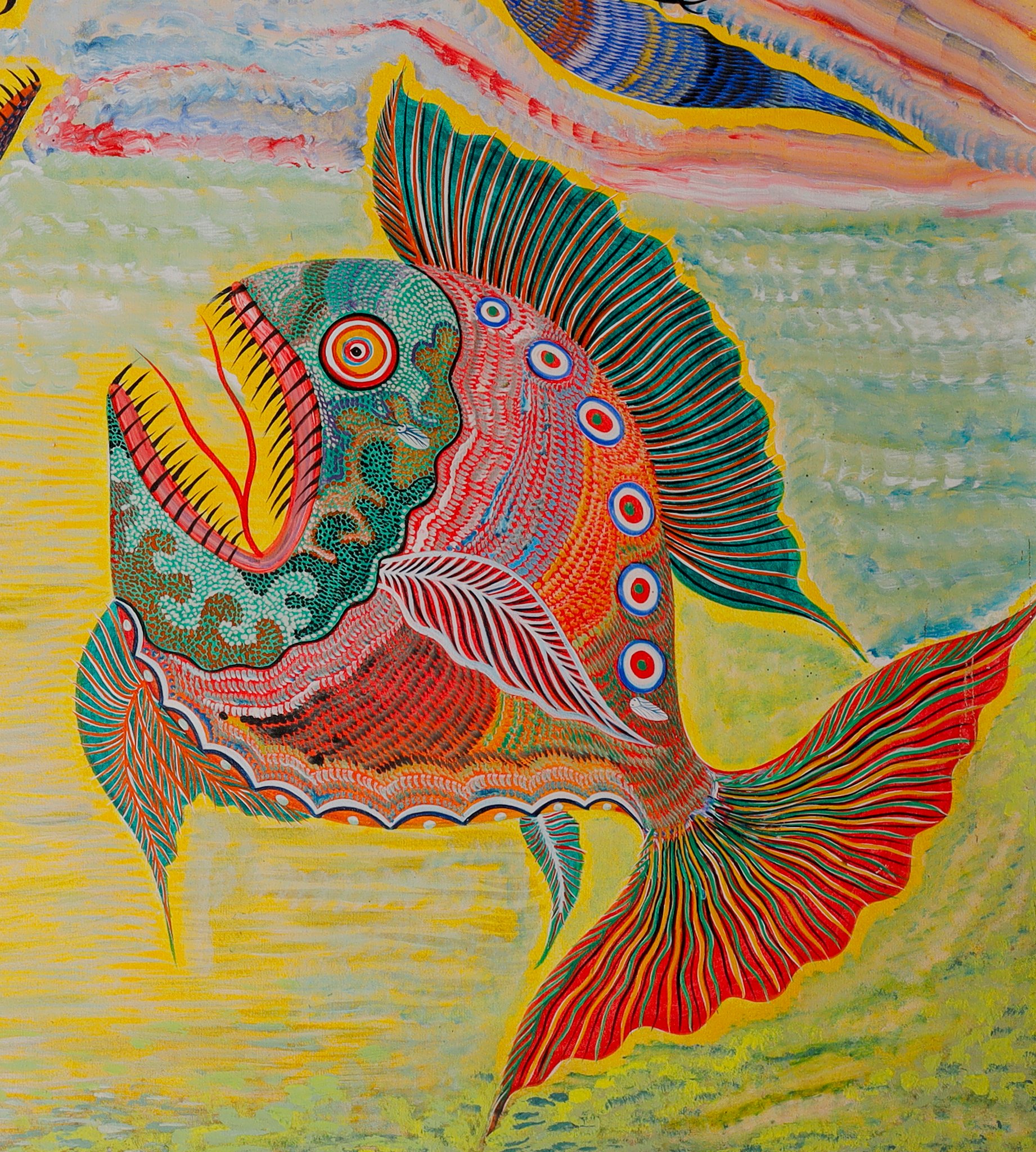 Peixe grande de boca aberta e dentes amarelos, de corpo pintado e cauda vermelha, à direita. Detalhe de Peixes e Aves, Chico da Silva por Babá, 2006.