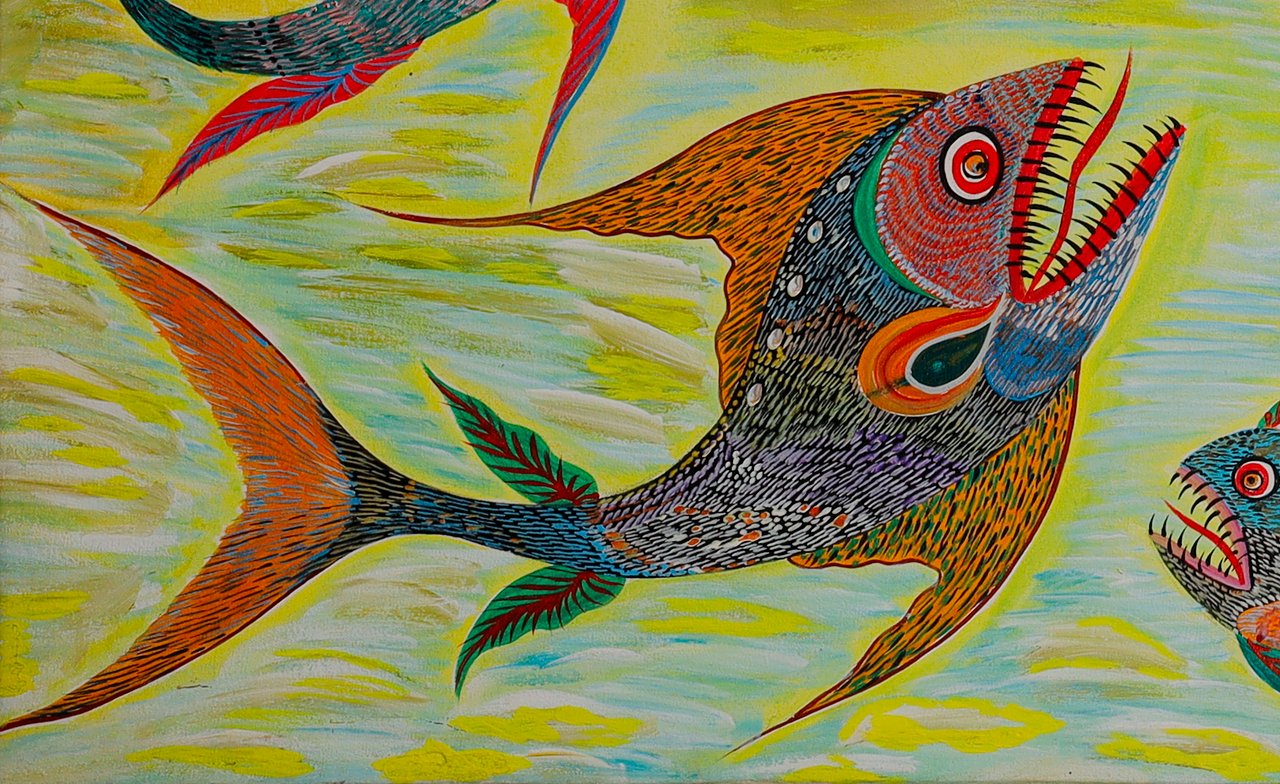 Pez de boca abierta con dientes, vuelto hacia la derecha, con la cola naranja en la esquina inferior izquierda. Detalle de Peces y aves, Chico da Silva por Babá, 2006.