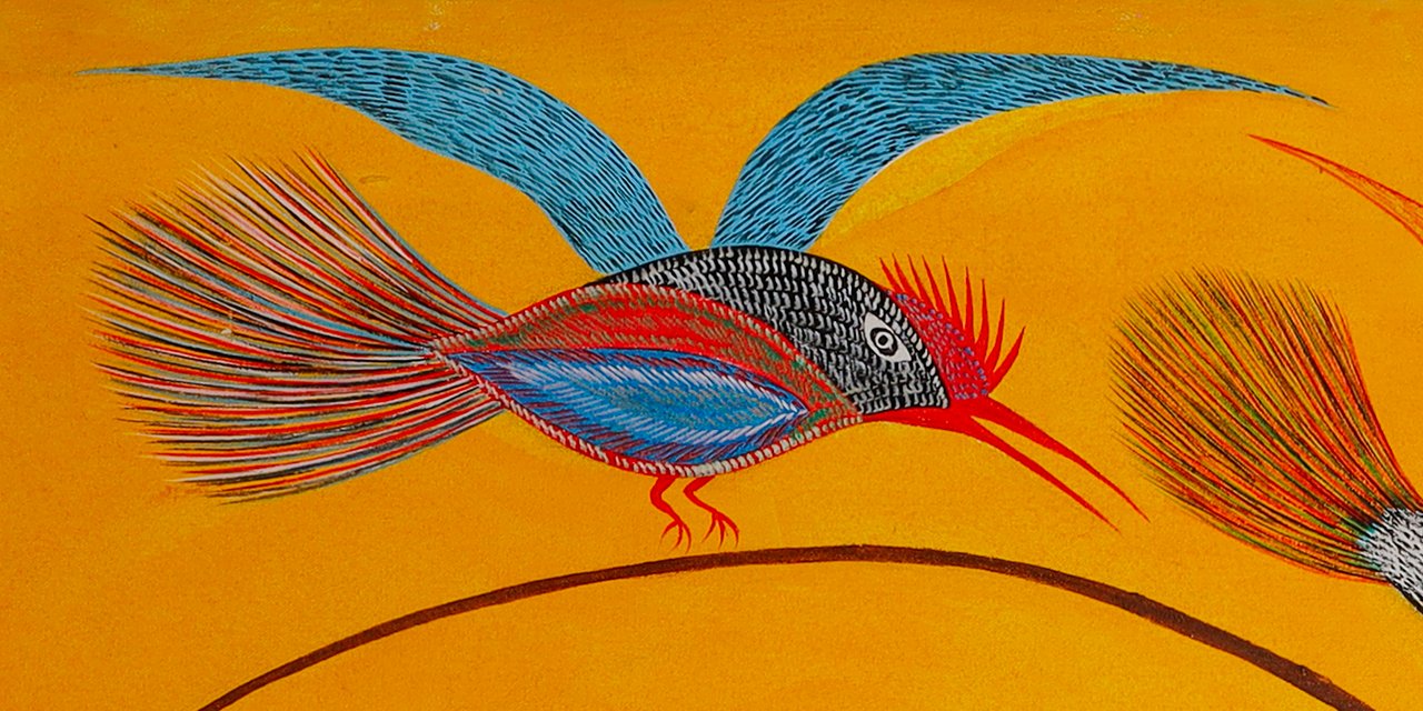 Oiseau aux ailes bleues dressées, au corps bleu et à la queue orange, en haut à gauche, le bec rouge ouvert. Détail de Roseau original étrange, Chico da Silva par Babá, 2005.