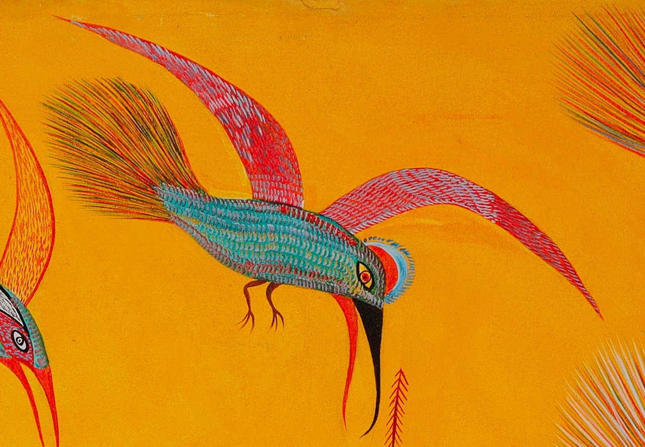 Oiseau au corps vert-bleu, aux ailes rouges déployées et au long bec noir, en haut, au milieu. Détail de Roseau original étrange, Chico da Silva par Babá, 2005.