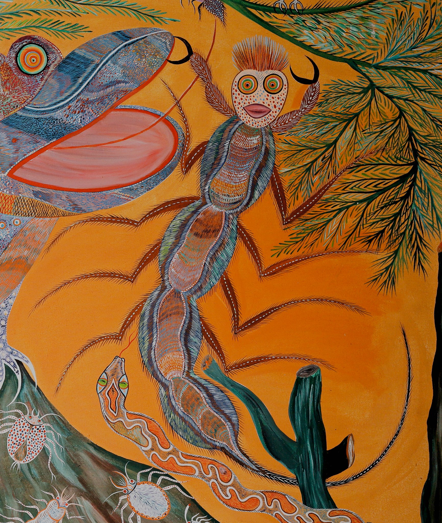 Criatura de cara redonda con ojos grandes, cuerpo alargado y patas finas, a la derecha. Detalle de Sapo, serpiente, aves e insectos, Chico da Silva por Babá, 2011.