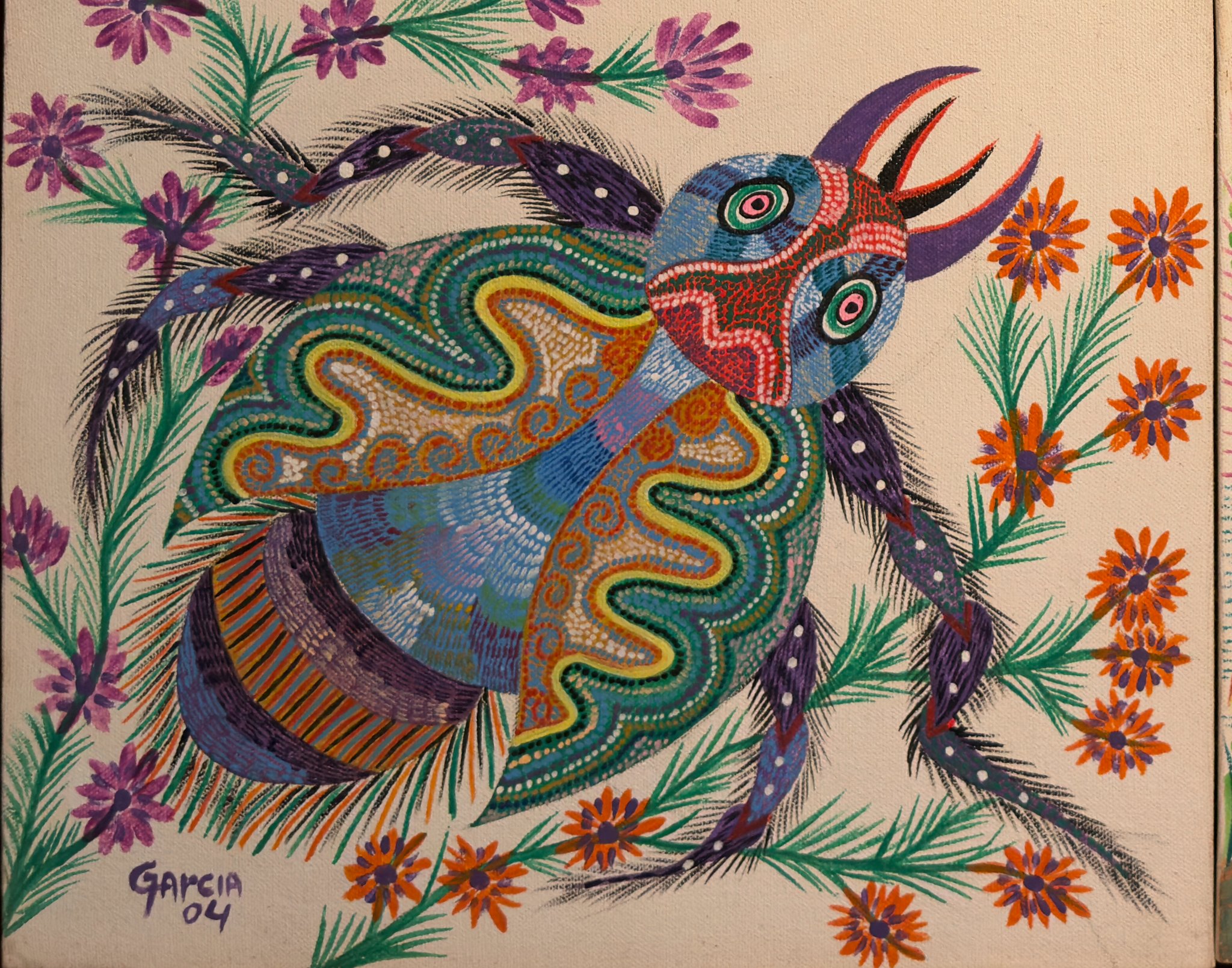 Escarabajo grande de caparazón verde y azul en ondas, ojos redondos, pinzas moradas y seis patas peludas, en el lienzo de abajo, a la izquierda. Detalle de Animales fantásticos, Chico da Silva por Garcia, 2004–2006.