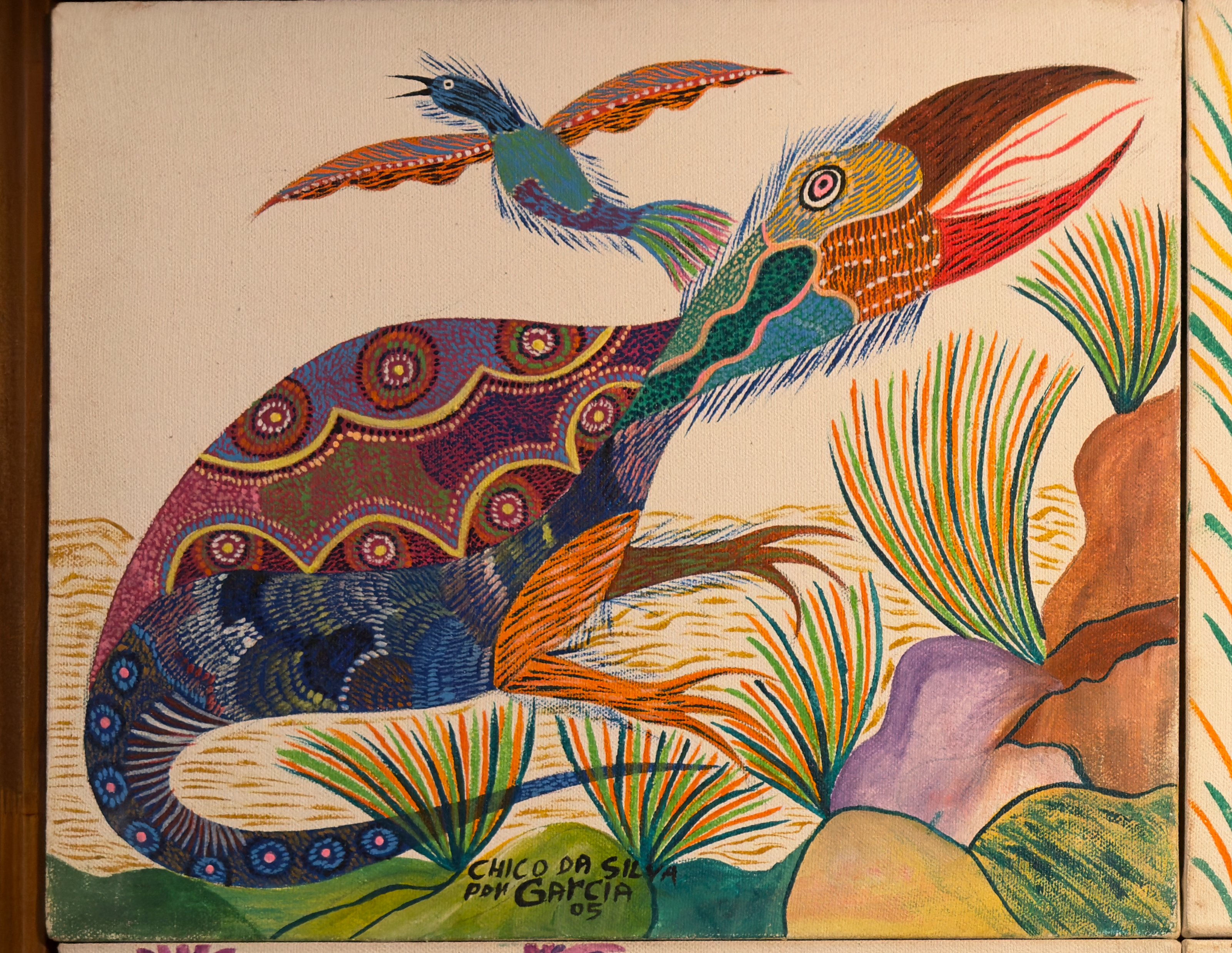 Criatura de cuerpo de lagarto en azul, granate y morado, cola enroscada, pata naranja y cabeza de pico largo marrón y rojo, en el lienzo de arriba, a la izquierda. Detalle de Animales fantásticos, Chico da Silva por Garcia, 2004–2006.