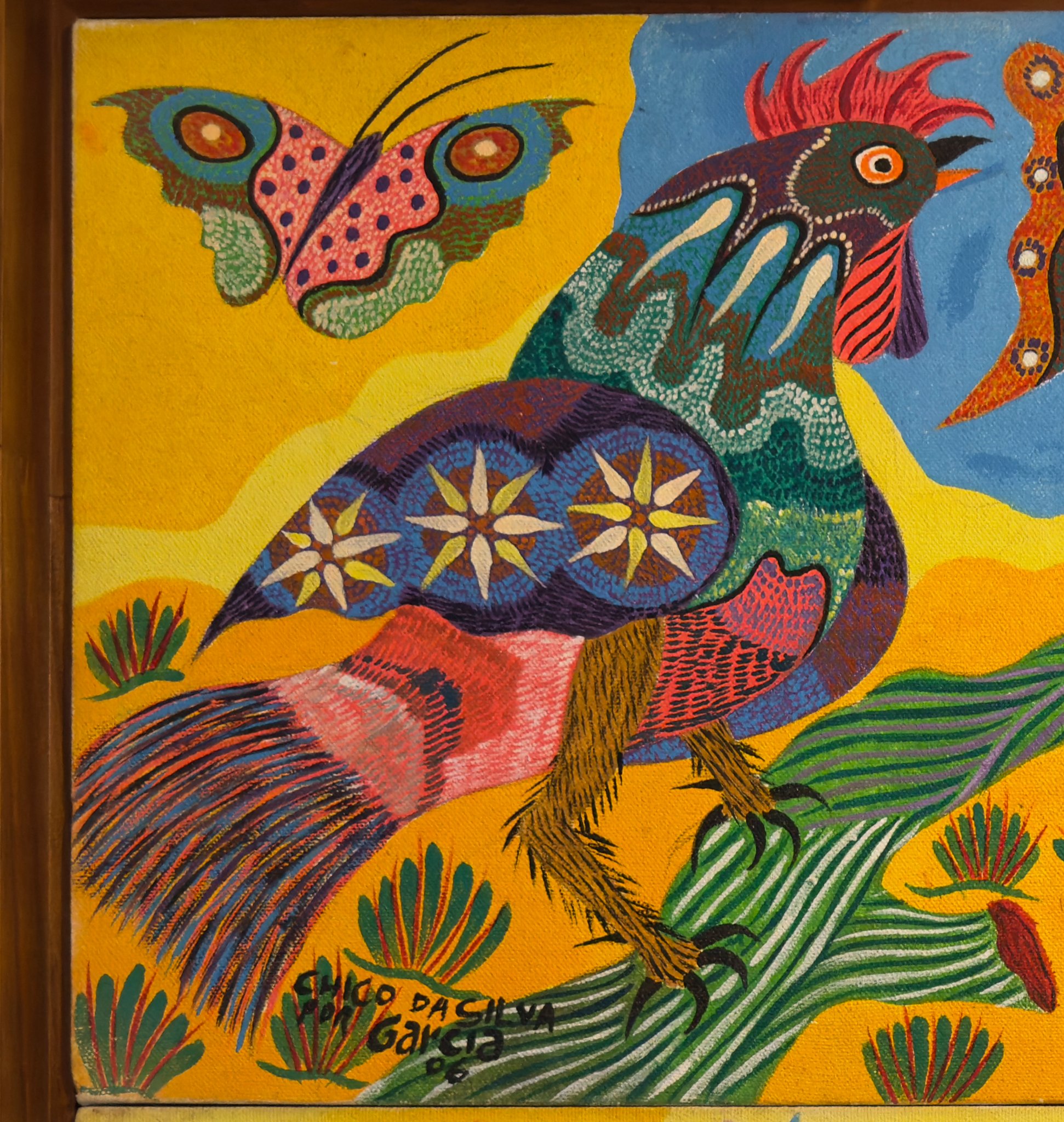 Galo de crista vermelha e asa de estrelas, pousado no galho verde, na tela de cima, à esquerda. Detalhe de Animais Fantásticos, Chico da Silva por Garcia, 2005–2006.