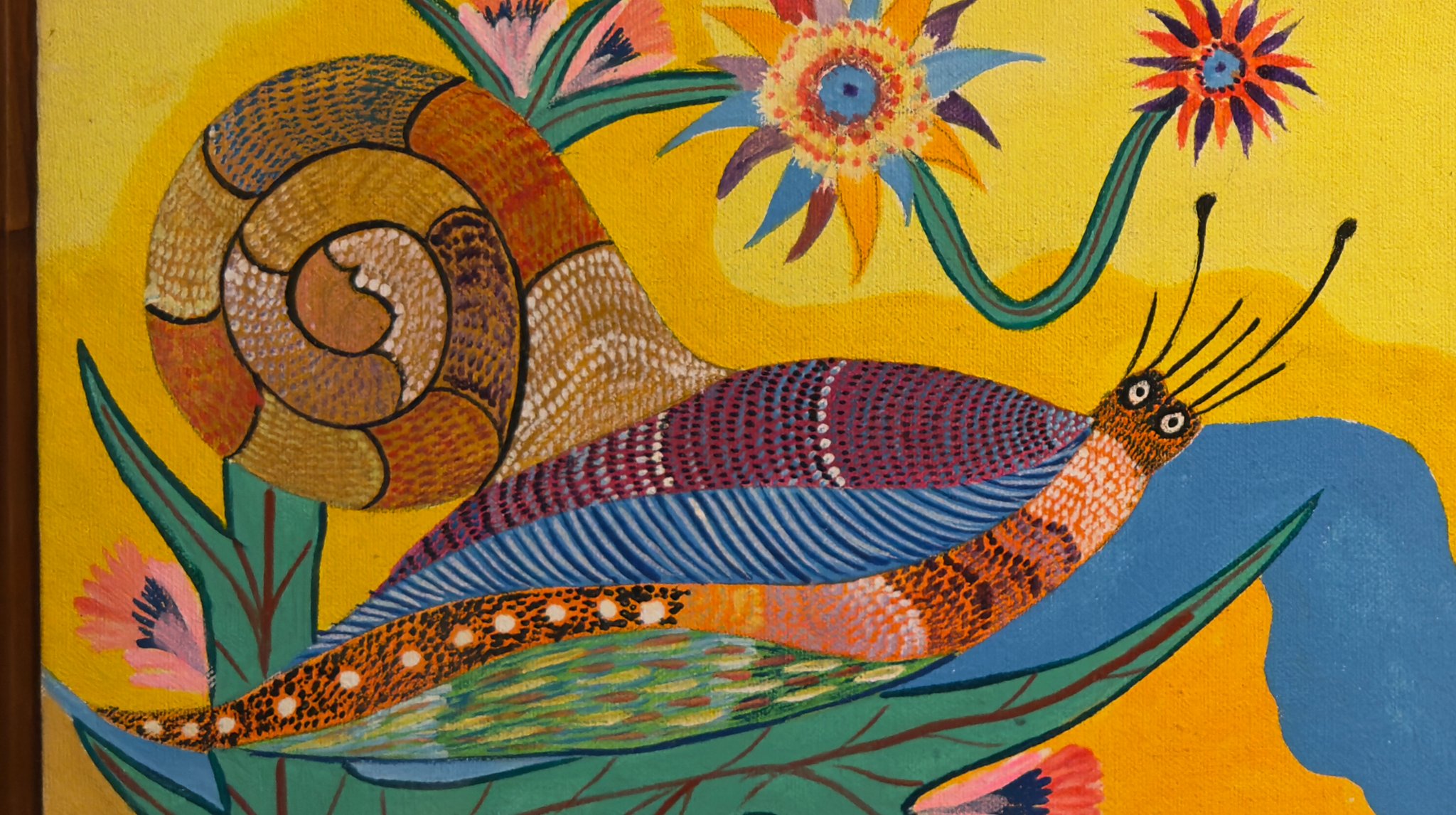 Caramujo de concha em espiral marrom e corpo longo listrado, de antenas pretas, na tela de baixo, à esquerda. Detalhe de Animais Fantásticos, Chico da Silva por Garcia, 2005–2006.