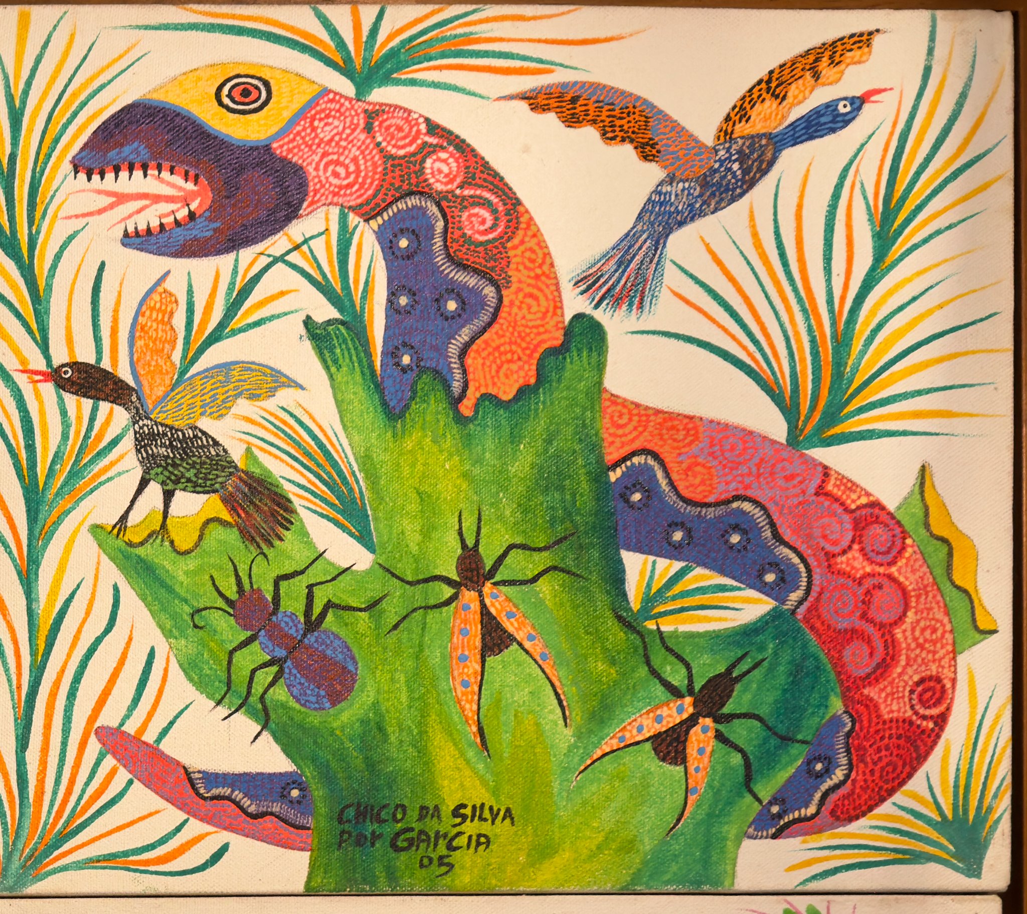 Serpiente de cabeza morada y amarilla, boca abierta con dientes, cuerpo rojo y naranja de manchas azules, que pasa por detrás de la planta verde, en el lienzo de arriba, a la derecha. Detalle de Animales fantásticos, Chico da Silva por Garcia, 2004–2006.