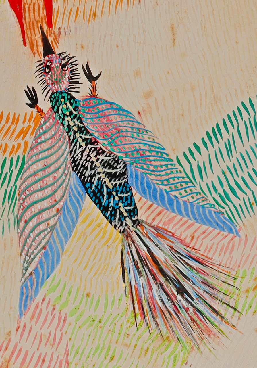 Ave pequena de cabeça espetada e asas azuis e rosa, presa pelo bico no bico da ave grande. Detalhe de Aves Fantásticas e Borboleta, Chico da Silva, c. 1967.