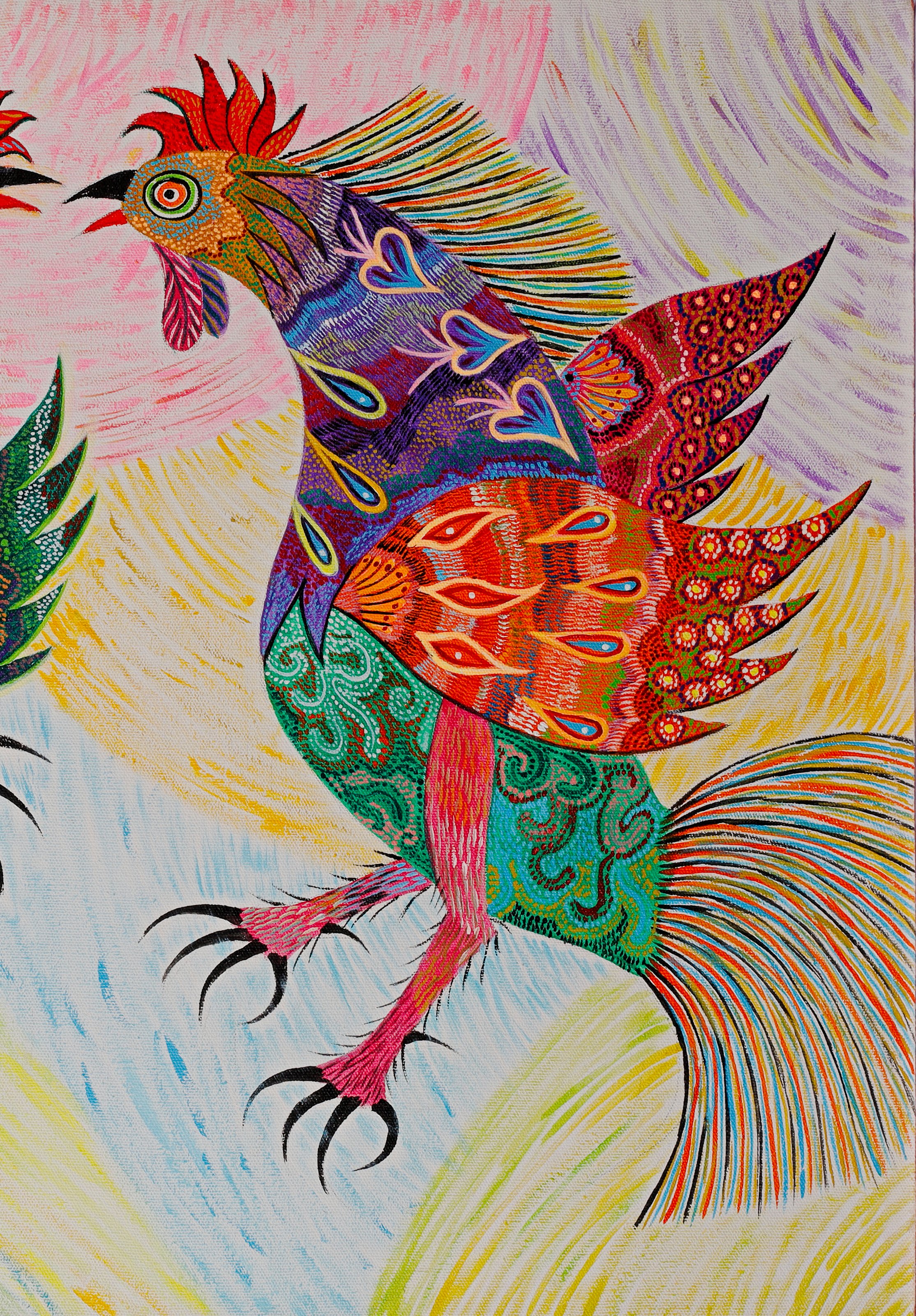Gallo de la derecha, de pecho verde y ala roja, vuelto hacia la izquierda. Detalle de Riña de gallos, Garcia, 2024.