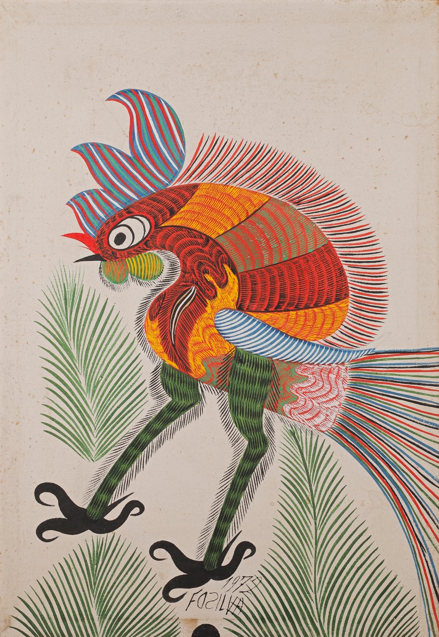 Um único galo ornamentado, de crista listrada e longa cauda estendida, sobre fundo creme. Galo Real, Chico da Silva, 1972, guache sobre tela.