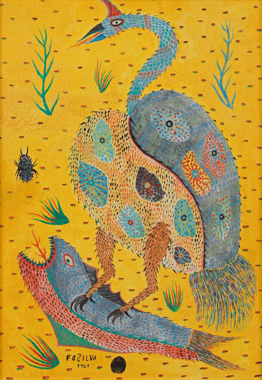 Uma ave alta e salpicada, de pescoço longo, agarrando um peixe nas garras sobre fundo amarelo pontilhado. Sem título, Chico da Silva, 1969, guache sobre tela.
