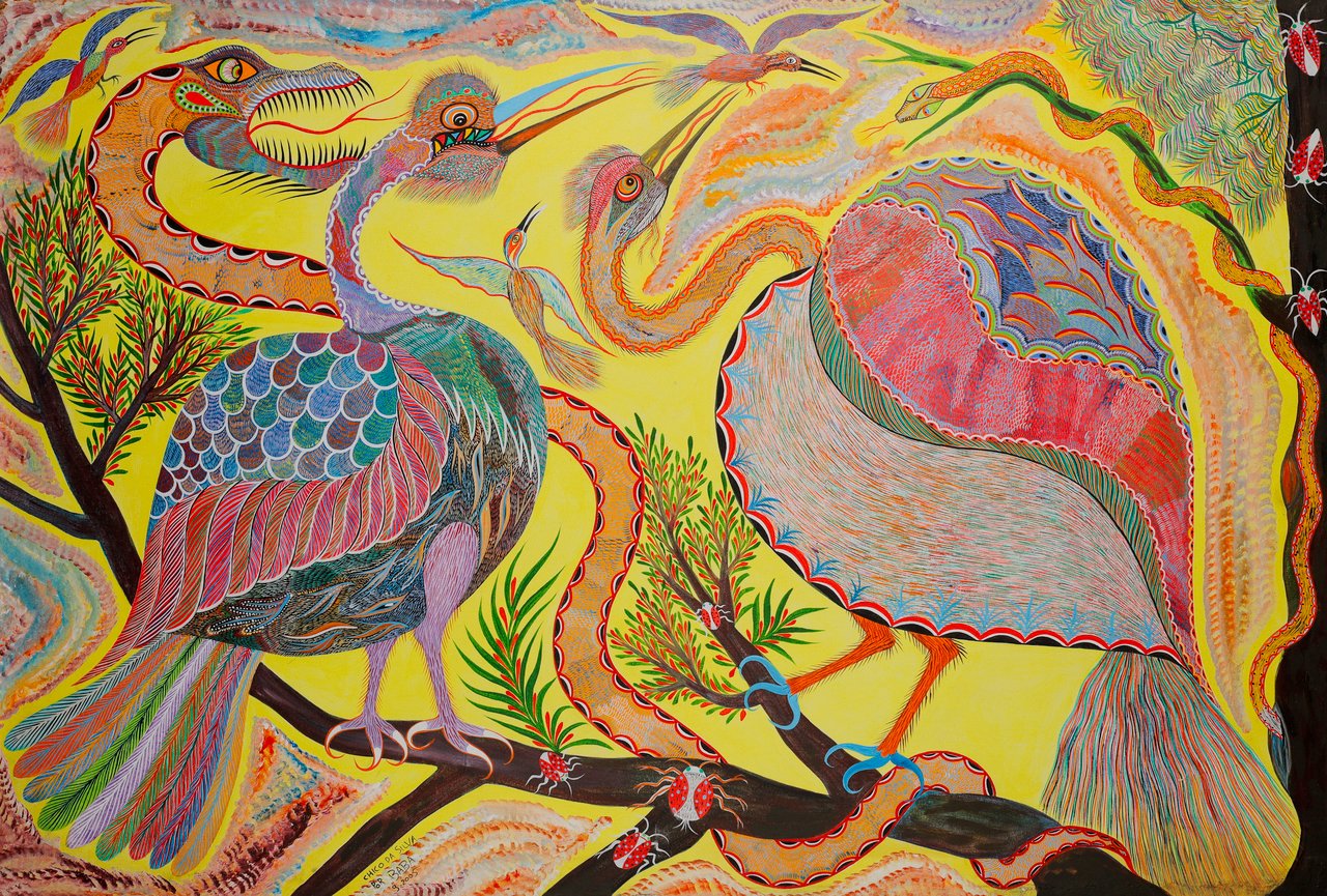 Uma ave escamada pousada num galho junto a uma serpente enrolada, sobre fundo amarelo. Aves, Cobras e Insetos, Chico da Silva por Babá, 2005, acrílica sobre tela.