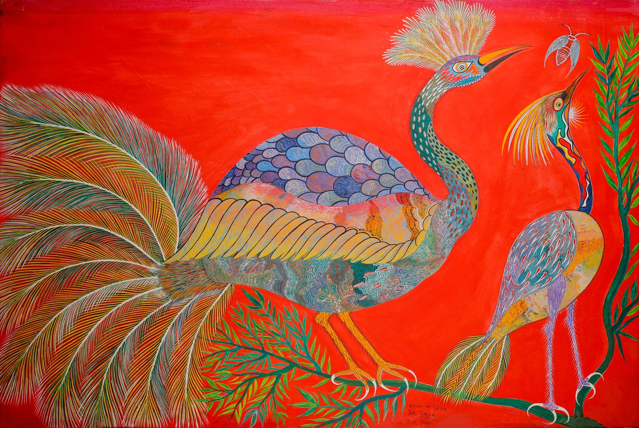 Uma ave ornamentada, parecida com um pavão, de enorme cauda em leque, com duas aves menores sobre fundo vermelho. Aves e Inseto, Chico da Silva por Babá, 2006, acrílica sobre tela.