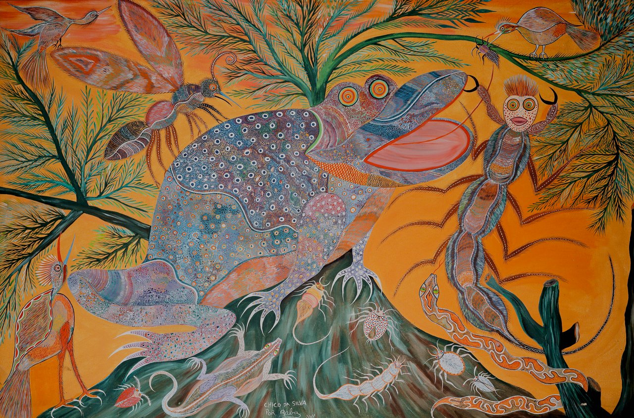 Um peixe grande e pontilhado rodeado de camarões, insetos e criaturas do mar sobre fundo laranja. Sapo, Cobra, Aves e Insetos, Chico da Silva por Babá, 2011, acrílica sobre tela.