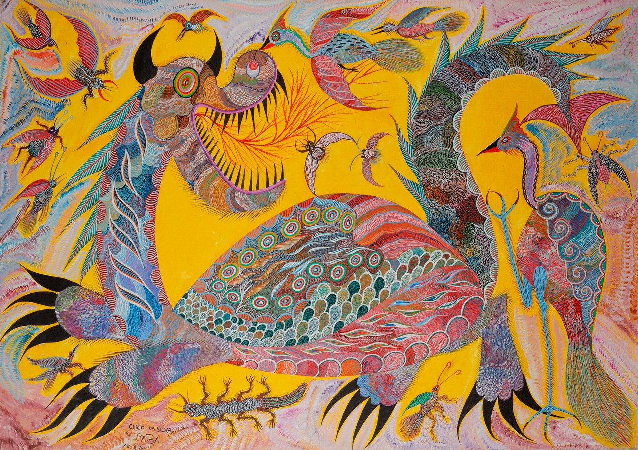 Duas aves grandes e ornamentadas, de caudas abertas, entre muitas criaturas menores sobre fundo amarelo. Dragão, Aves e Insetos, Chico da Silva por Babá, 2004, acrílica sobre tela.