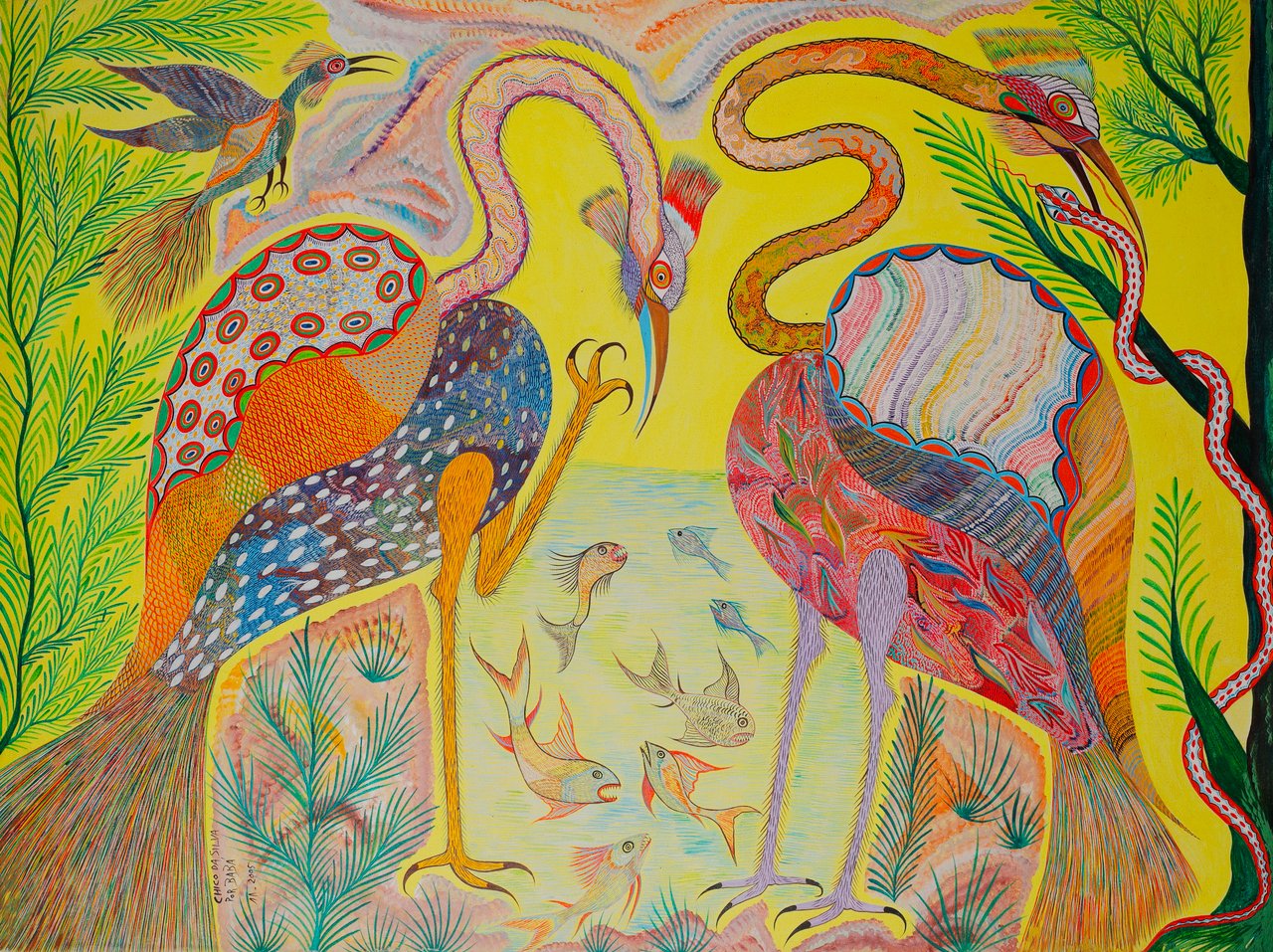 Duas aves pernaltas e uma serpente ladeiam um tanque central de peixes sobre fundo amarelo. Aves, Peixes e Cobra, Chico da Silva por Babá, 2005, acrílica sobre tela.