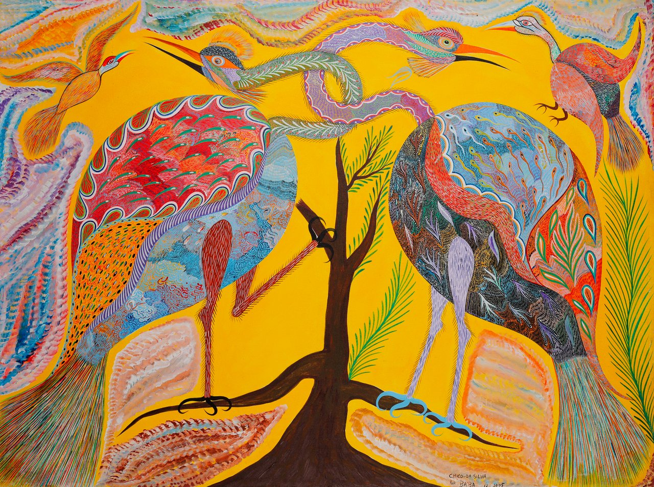 Duas aves grandes e padronizadas sobre pedras junto a uma árvore central, com aves menores acima, em fundo amarelo. Aves, Chico da Silva por Babá, 2005, acrílica sobre tela.