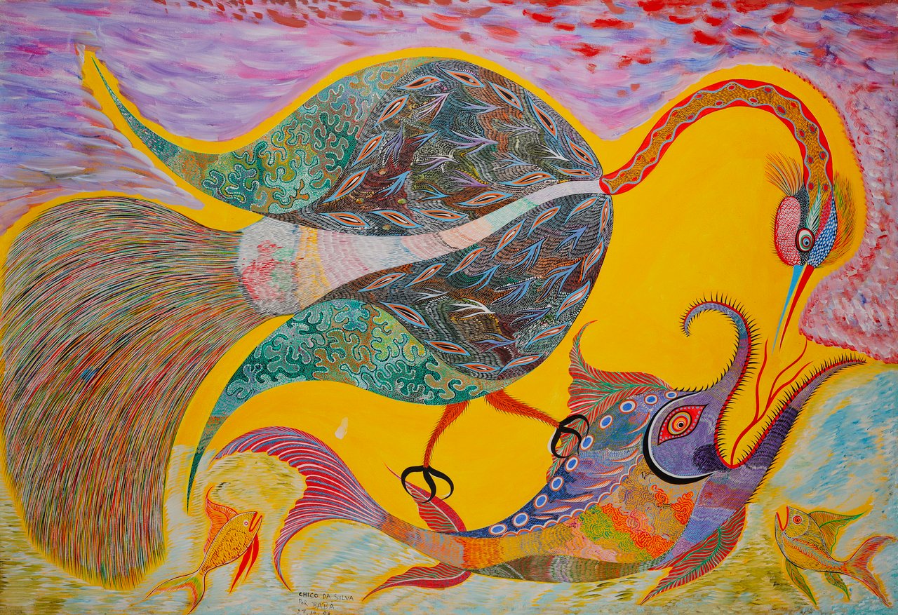 Uma ave grande e amarela de asas padronizadas avançando por um fundo rosa e amarelo entre criaturas menores. Ave e Peixes, Chico da Silva por Babá, 2006, acrílica sobre tela.