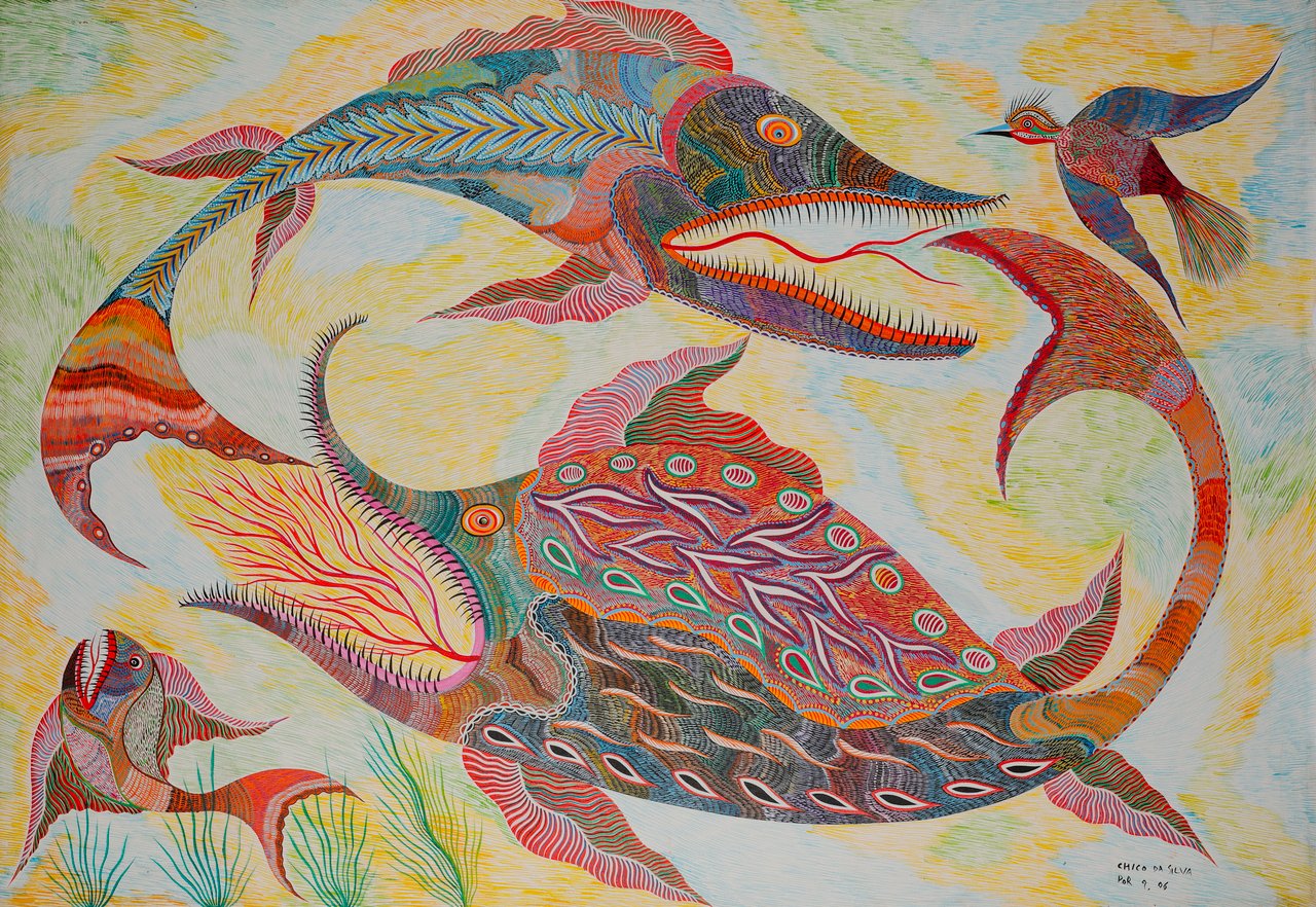 Dois peixes alongados, ou serpentes marinhas, entrelaçados e densamente padronizados em vermelho e verde-azulado sobre fundo claro. Peixes e Ave, Chico da Silva por Babá, 2006, acrílica sobre tela.