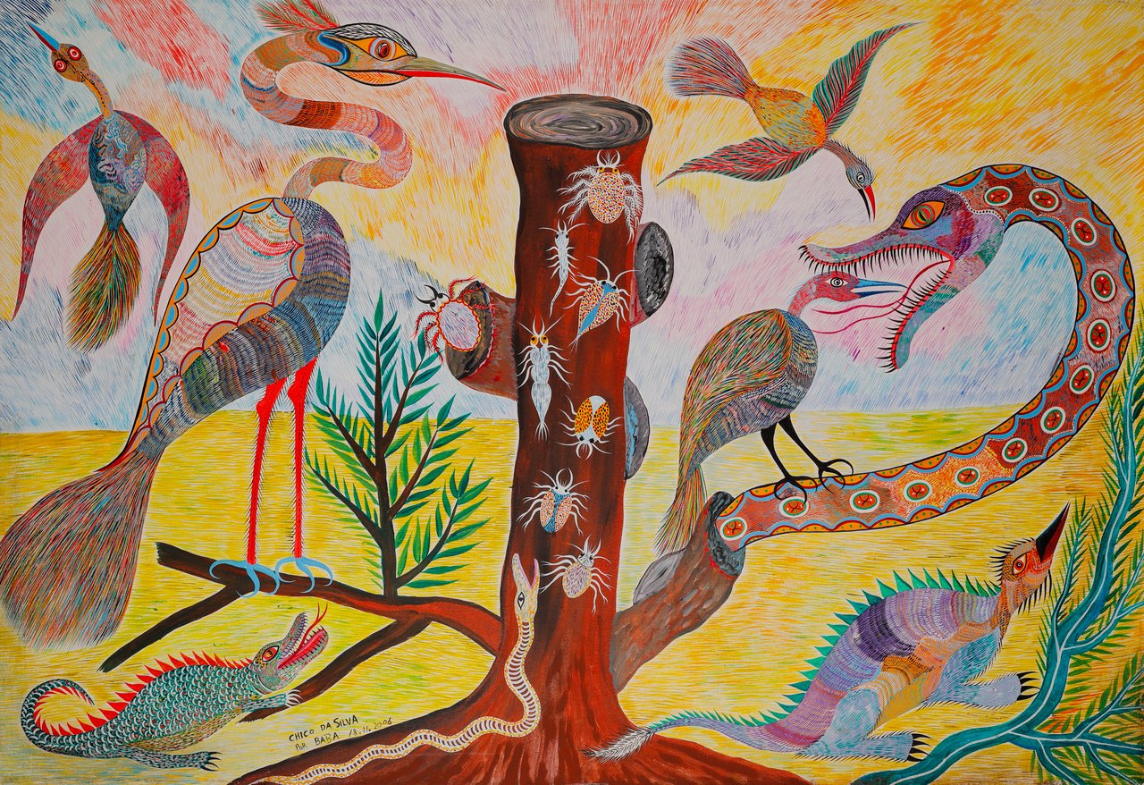 Um tronco alto ao centro cercado de aves, uma serpente e um lagarto sobre fundo laranja. Aves, Cobras, Jacaré e Insetos, Chico da Silva por Babá, 2006, acrílica sobre tela.