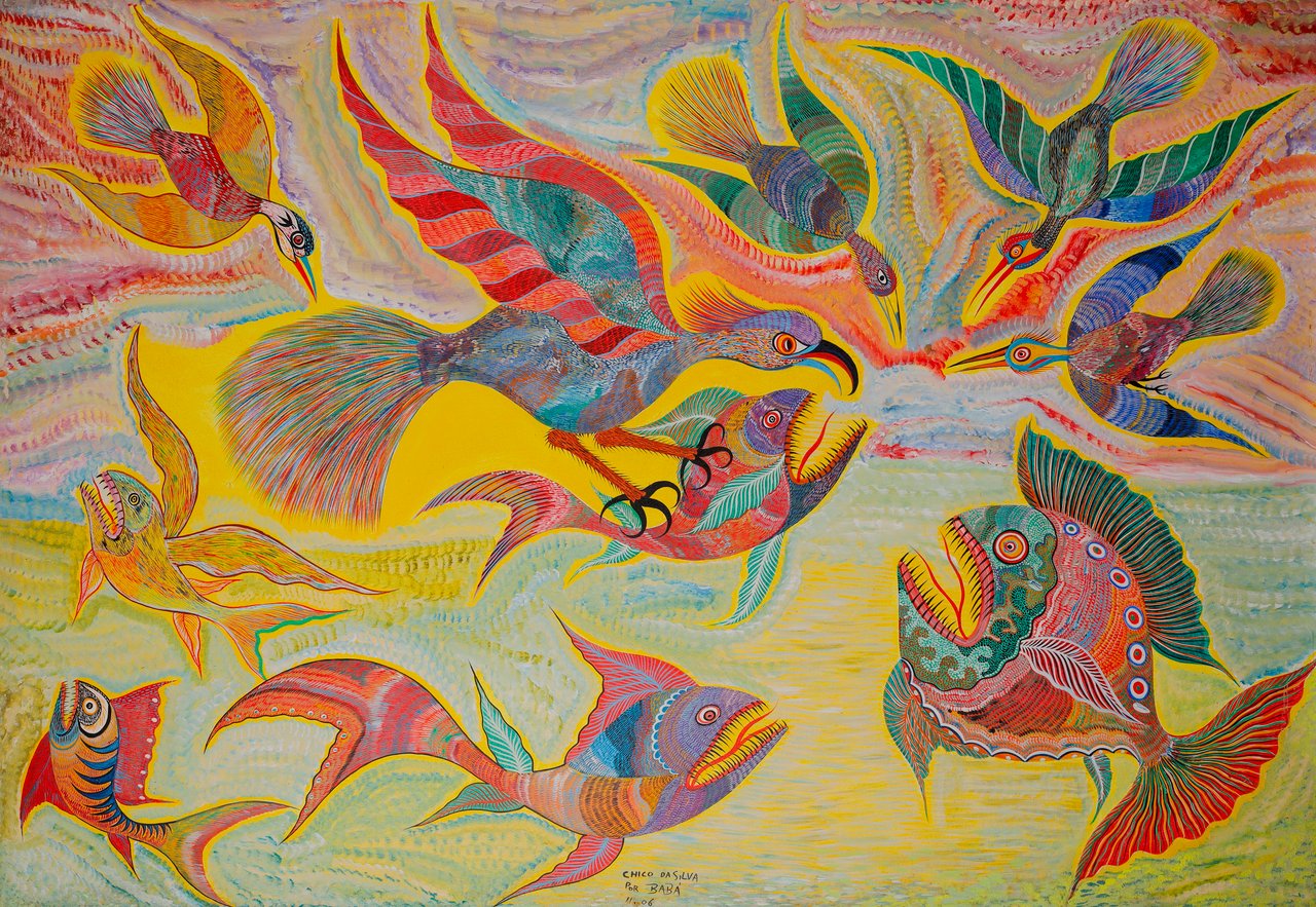 Aves de padrões vivos em voo sobre peixes estilizados nadando num mar verde-amarelado e claro. Peixes e Aves, Chico da Silva por Babá, 2006, acrílica sobre tela.