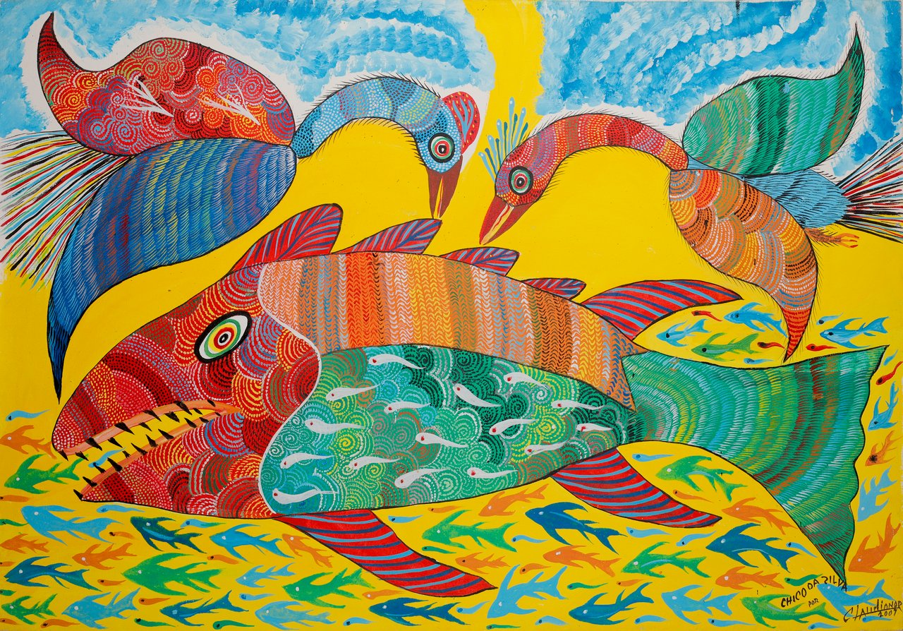 Aves de bico longo sobre um peixe grande e padronizado, com cardumes de peixes menores abaixo, em fundo amarelo. Aves e Peixes, Chico da Silva por Claudionor, 2007, acrílica sobre tela.