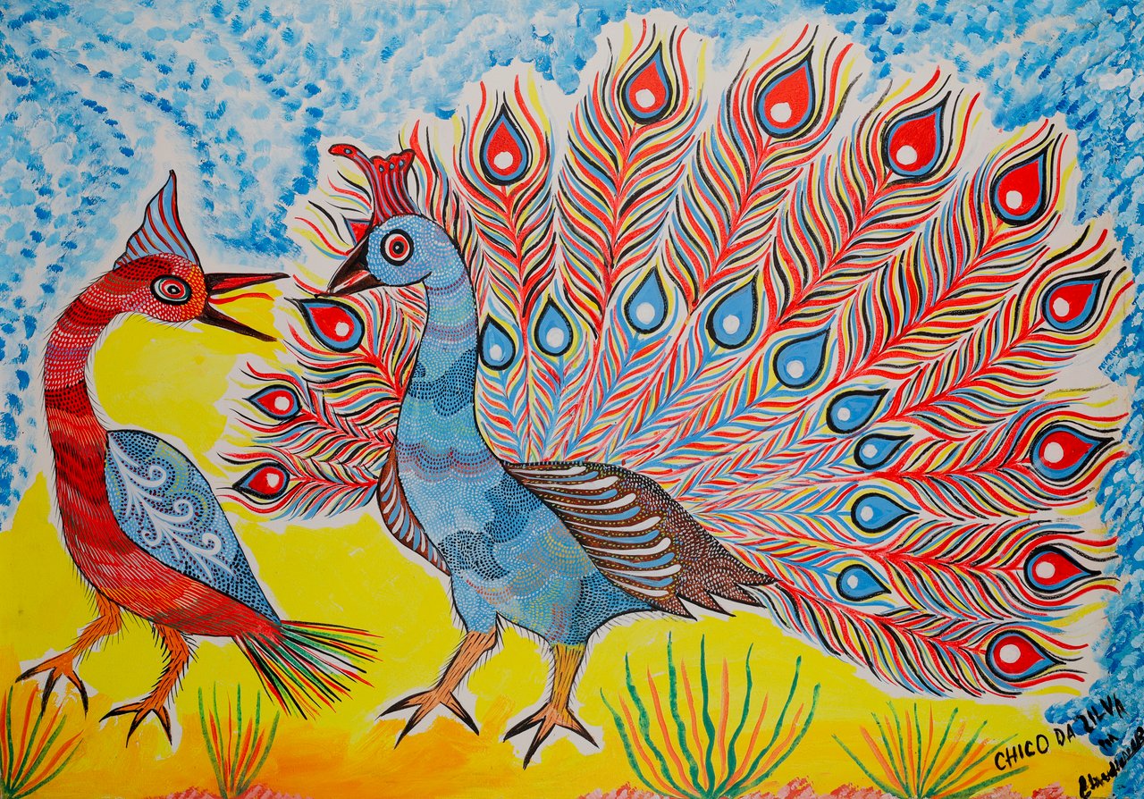 Duas aves frente a frente parecidas com pavões, uma abrindo a cauda em ocelos vermelhos e azuis, sobre amarelo. Aves, Chico da Silva por Claudionor, 2007, acrílica sobre tela.