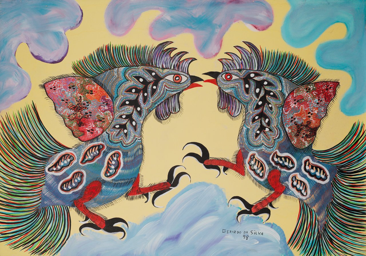 Duas aves de crista quase idênticas frente a frente em simetria, de caudas estendidas, sobre fundo claro. Galos, Gerardo da Silva, 1998, acrílica sobre tela.