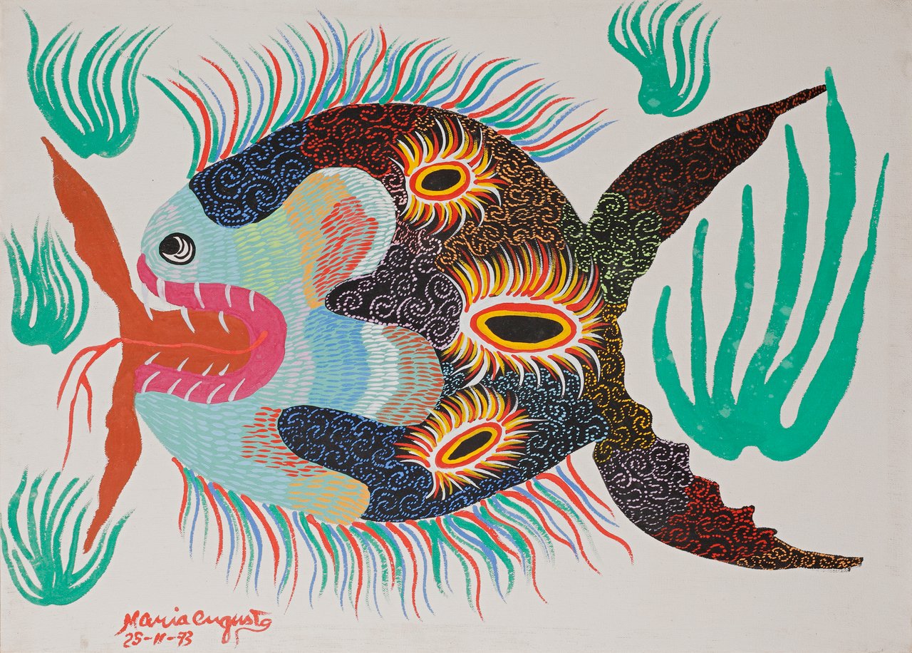 Um grande peixe fantástico de perfil, o corpo escuro pontilhado de espirais e marcado por três discos como olhos. Peixe Fantástico, Maria Augusta, 1973, guache sobre tela.