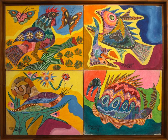 Cuatro pinturas pequeñas en una caja de madera: un ave con cresta, dos peces fantásticos y un caracol, sobre fondos cálidos. Animales fantásticos, Chico da Silva por Garcia, 2005–2006, acrílico sobre lienzo.