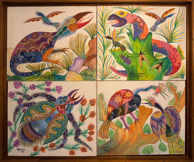 Quatro pinturas pequenas numa caixa de madeira: duas criaturas parecidas com dragões, um inseto grande e duas aves. Animais Fantásticos, Chico da Silva por Garcia, 2004–2006, acrílica sobre tela.